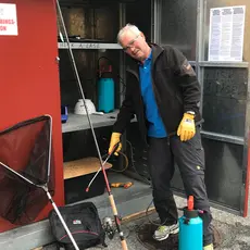 Her viser Per Thomas hvordan man skal desinfisere. Bruksanvisning ligger i boden. Husk gi fiskeversken også en dusj.  Foto: Ellen S. Brodtkorb