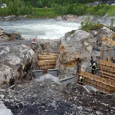 BETONGARBEID: Her støpes de siste terskelene i trappa.