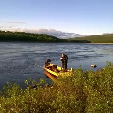 Finsk sportsfisker i Tana