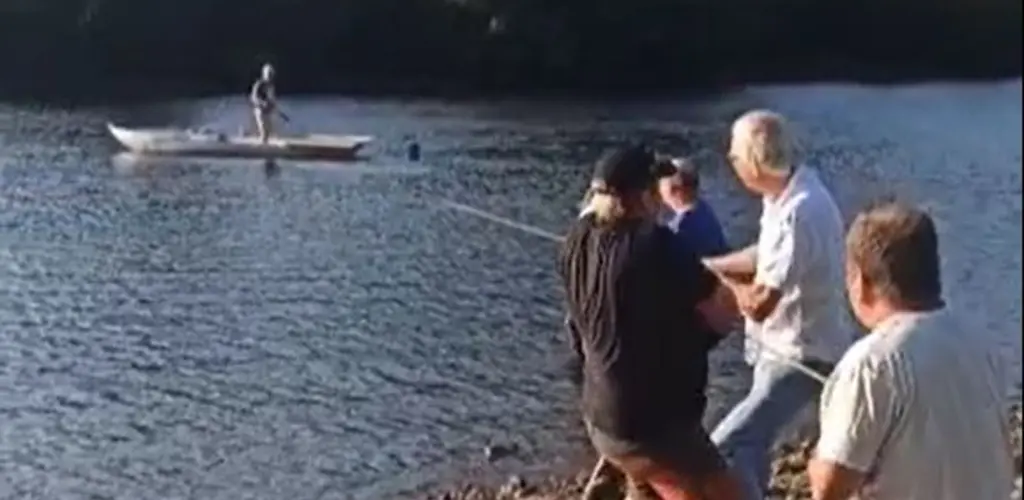 Her sitter bota fast i stein på bunnen