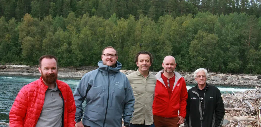 Målselv_2021_velg villaksen_alle samlet ved fossen