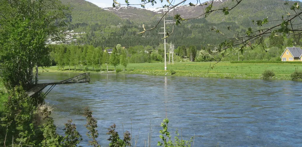 Flata foran Skipenesbrua ein vårdag