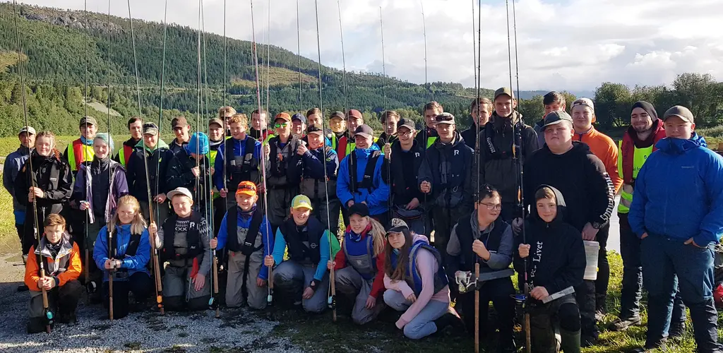 Fiskeglad ungdom i Namsen. 