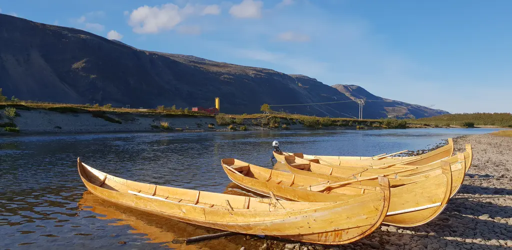 Her er de fem båtene som ble laget i prosjektet. Det er ingen tvil om at dette er skikkelig håndverk, og samtidig en viktig del av den kvenske kulturarven i Lakselvdalen.