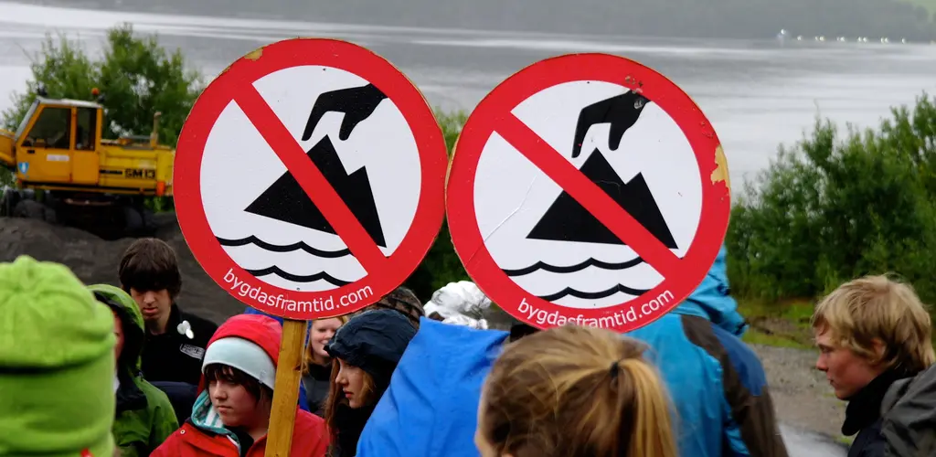 Natur og Ungdom trener på sivil ulydighet i forbindelse med den planlagte dumpingen av gruveavfall i førdefjorden.