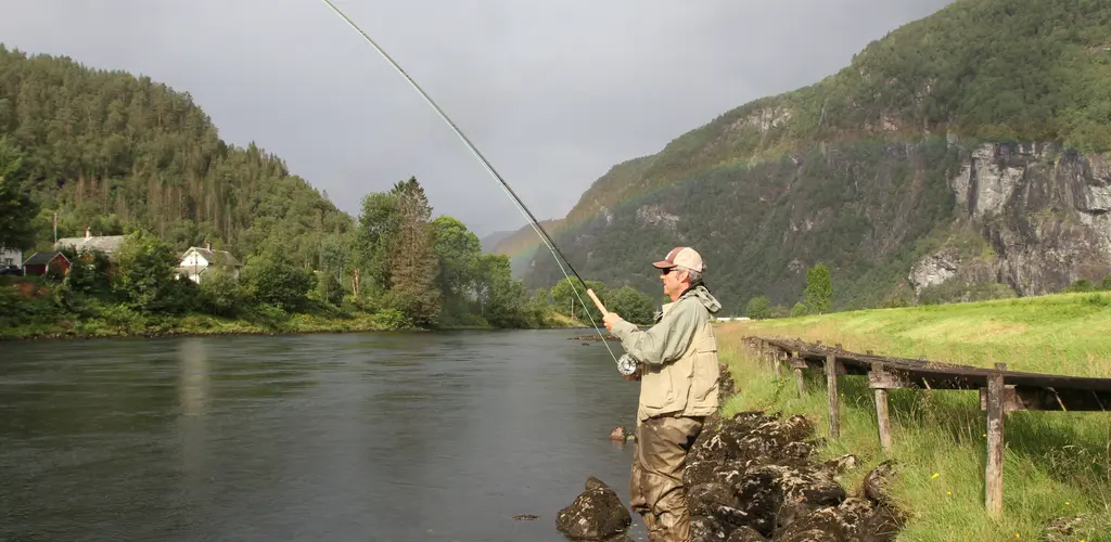 Fisker i Bolstadeelva.