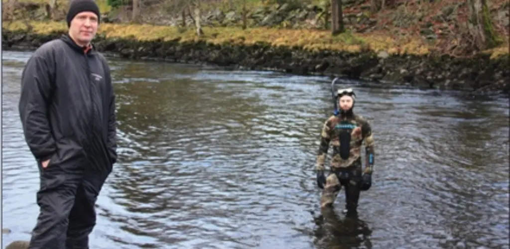 Forskarar på besøk i elva