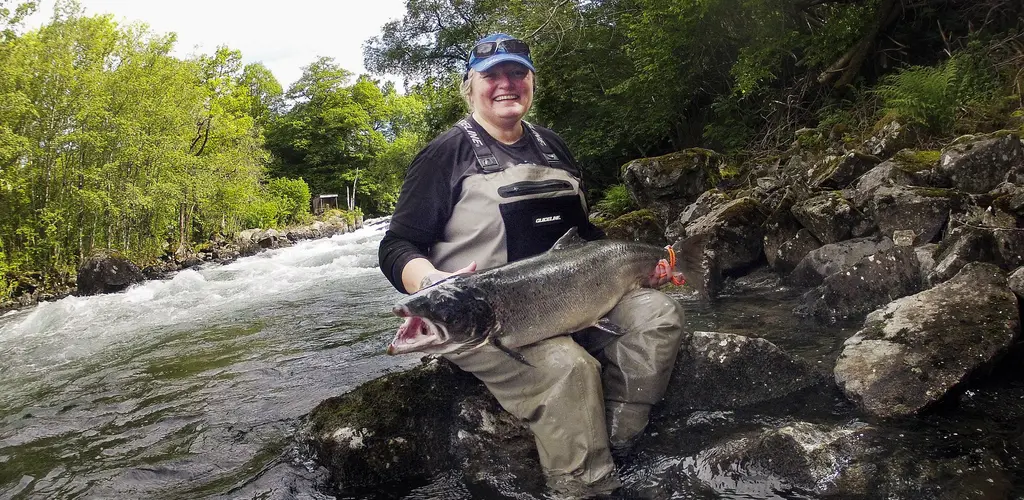 Ellen Marie Hagevik med laks på 11.4 kg. Det var årets største i 2013. Ellen Marie Hagevik med laks