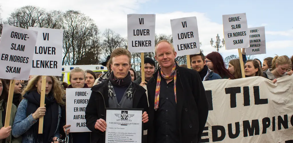 Demonstrasjon foran Slottet mot dumpingen i Førdefjorden. Demonstrasjon foran Slottet mot dumpingen i Førdefjorden.