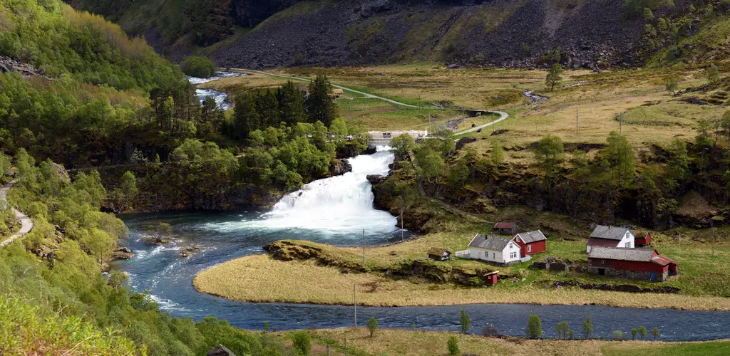 Flåmselva Flåmselva er en av de nasjonale lakseelvene.