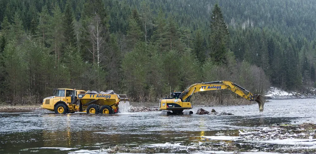 Riving av terskler Mandalselva Riving av terskler Mandalselva