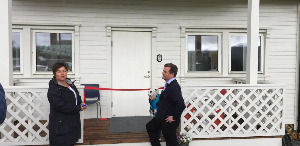 Ordførar i Etne Siri Klokkerstuen opna det nye huset på fello Ordføraren i Etne og Ø. Skaala