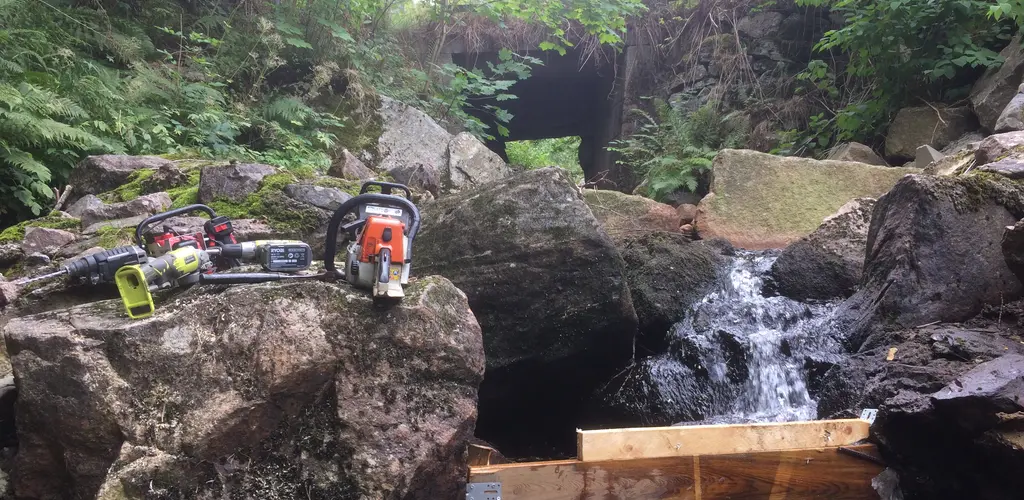 Justering av en av trappene i Kjeksebekken