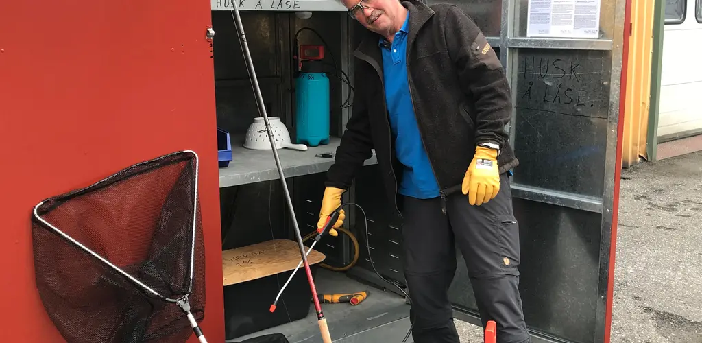 Her viser Per Thomas hvordan man skal desinfisere. Bruksanvisning ligger i boden. Husk gi fiskeversken også en dusj. Foto: Ellen S. Brodtkorb