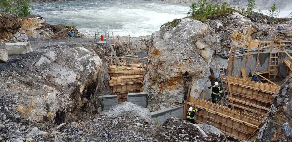 Siste støyp i Laksforsen. BETONGARBEID: Her støpes de siste terskelene i trappa.