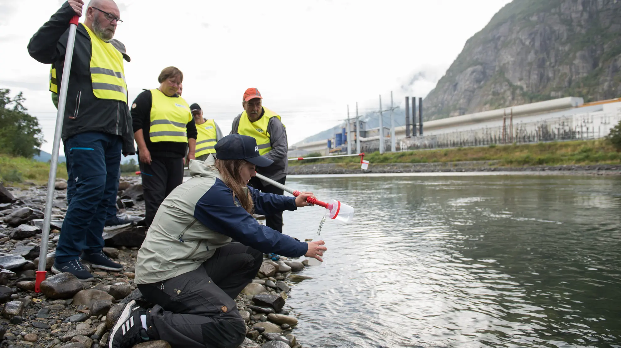 Anne Luise Ribeiro (NIVA) demonstrerer vannprøvetaking(....) Foto Anders Gjørwad Hagen_NIVA.jpg